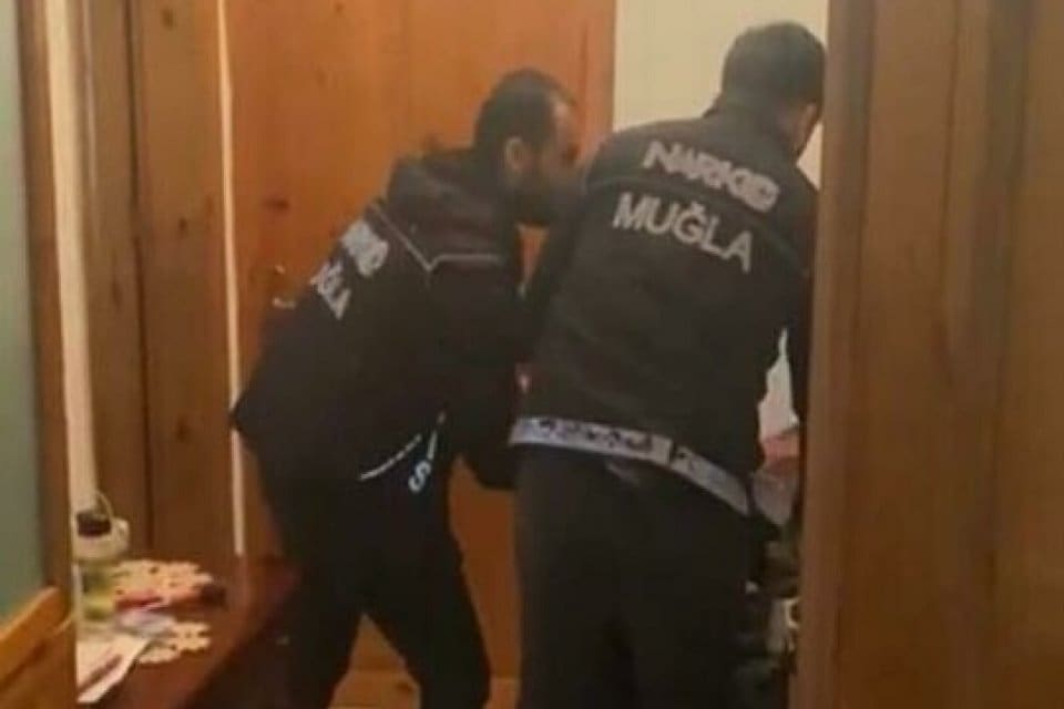 Muğla ve İzmir'de polisin eş zamanlı d&uuml;zenlediği uyuşturucu operasyonunda 25