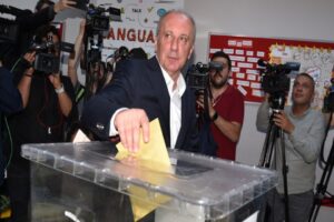 Memleket Partisi Genel Başkanı Muharrem İnce, eşi Ülkü İnce ile Yaşamkent Mahallesindeki