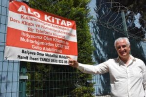 İzmir'in Bal&ccedil;ova il&ccedil;esindeki Onur Mahallesi'nde 18 yıldır muhtar olan 49