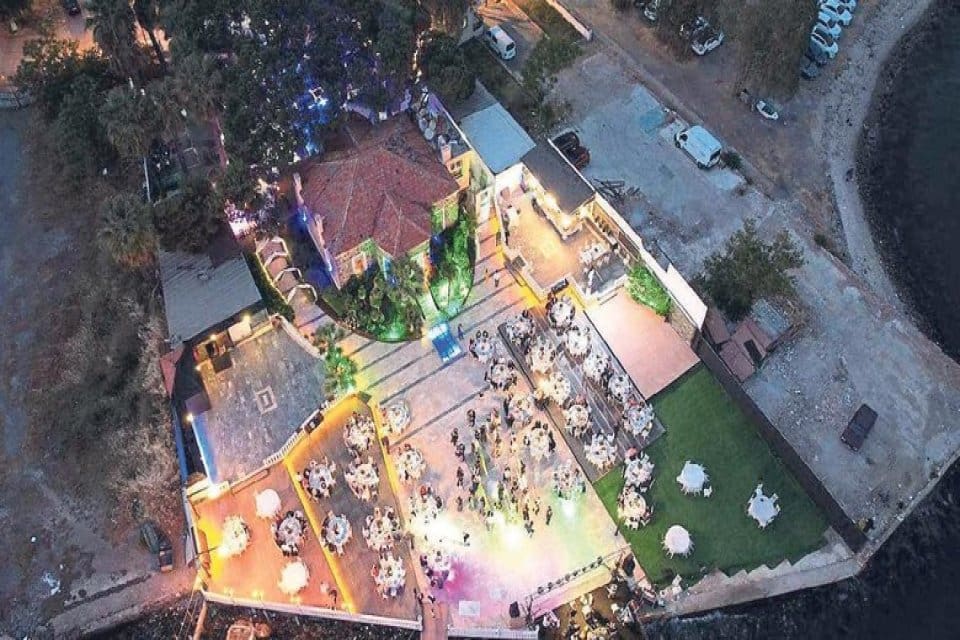 İzmir Bayraklı'da 142 yıllık tarihi Saime Sultan Yalısı'nda işletmecilerin deniz
