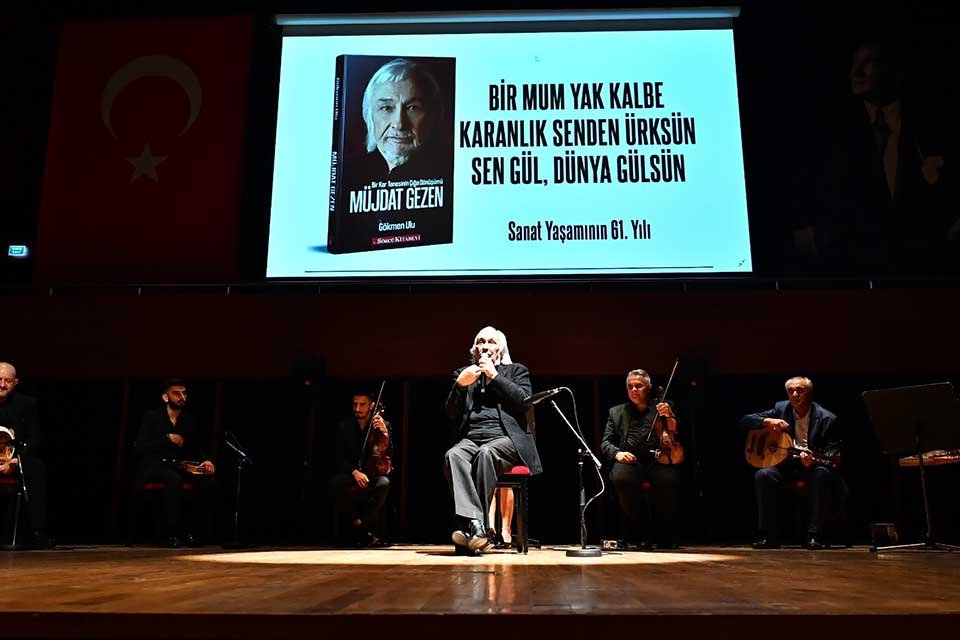 İzmir B&uuml;y&uuml;kşehir Belediyesi&rsquo;nin ev sahipliğinde M&uuml;jdat Gezen belgeselinin ilk g&ouml;sterimi