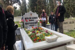 Arabesk&nbsp;m&uuml;ziğin unutulmaz ismi&nbsp;M&uuml;sl&uuml;m G&uuml;rses, &ouml;l&uuml;m&uuml;n&uuml;n 8'inci yılında, arkadaşları ve sevenleri