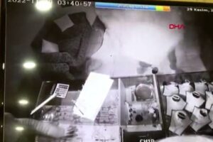 B&uuml;y&uuml;k&ccedil;ekmece'de şarkıcı Mustafa Ceceli'nin ailesi tarafından işletilen kuyumcudan yaklaşık 2