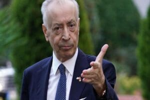 Galatasaray Divan Kurulu &uuml;yesi Hayri Kozak, sarı kırmızılı kul&uuml;b&uuml;n eski