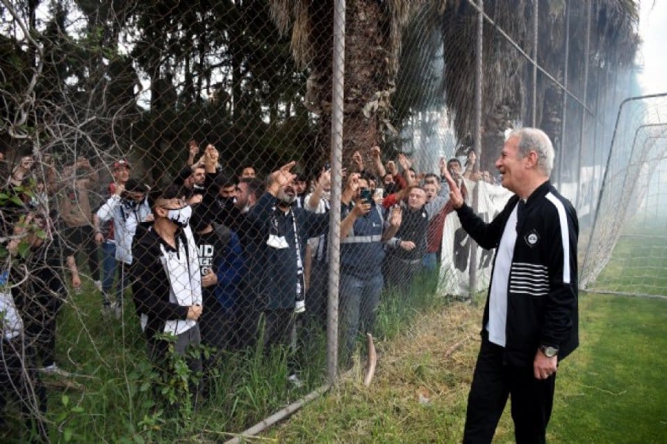 Altay'da d&uuml;n g&ouml;reve başlayan Mustafa Denizli, "Buraya laf olsun diye