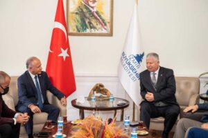 İzmir Büyükşehir Belediyesi Başkan Vekili Mustafa Özuslu’yu ziyaret eden Ev