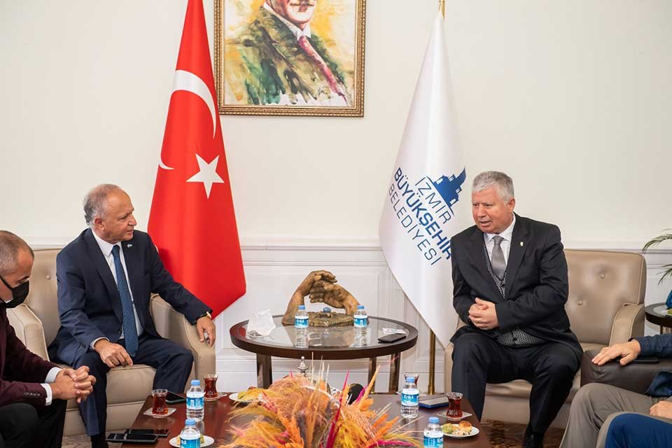 İzmir Büyükşehir Belediyesi Başkan Vekili Mustafa Özuslu’yu ziyaret eden Ev