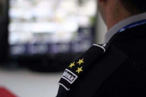 Aydın'ın Kuşadası il&ccedil;esinde barın &ouml;zel g&uuml;venlik g&ouml;revlisi Turgay Avcı, aralarında