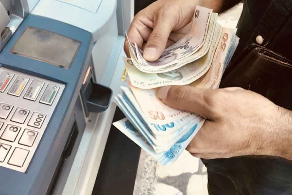 İZMİR'de bilgisi dışında iki ayrı hesabından başka hesaplara 163 bin