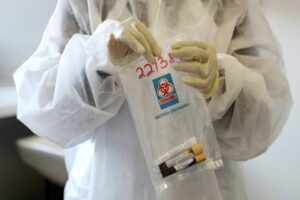 Corona virüsün İngiltere'de geçirdiği B117 mutasyonunun maskelerden bile bulaşabileceği belirtildi.