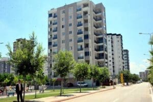 Adana'da&nbsp;yapılacak inşaattan iki daire alan kişi,&nbsp;m&uuml;teahhidin 'metrekare oyunu'nu fark edince