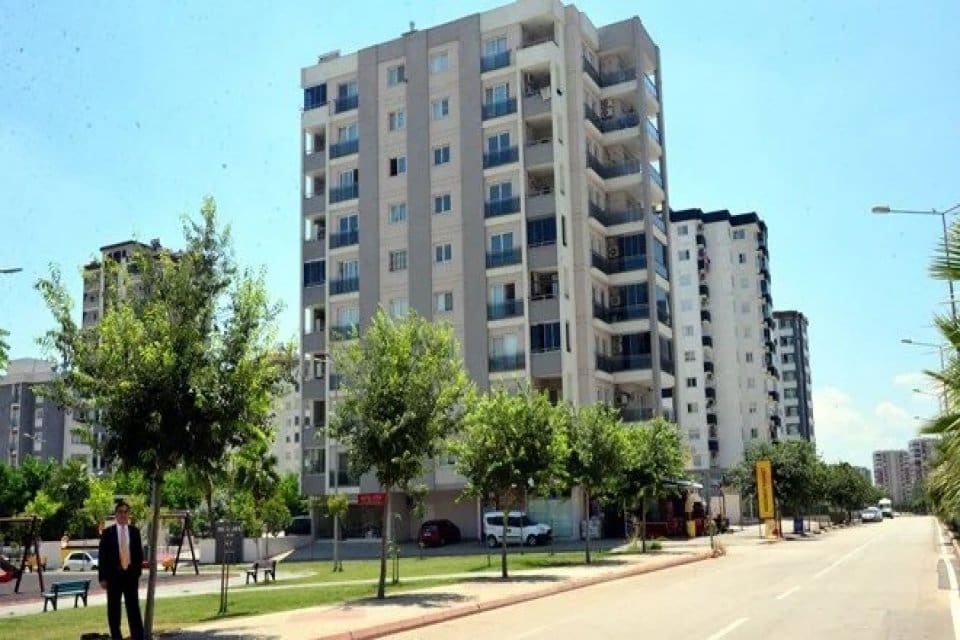 Adana'da&nbsp;yapılacak inşaattan iki daire alan kişi,&nbsp;m&uuml;teahhidin 'metrekare oyunu'nu fark edince