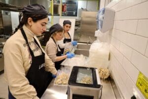 Karşıyaka Belediyesi Cordelion Mutfak Sanatları Merkezi, &ouml;rnek bir dayanışma hareketi