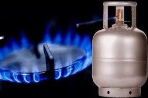 Son 1 yılda akaryakıt fiyatlarındaki inanılmaz zam fırtınası ile dolardaki