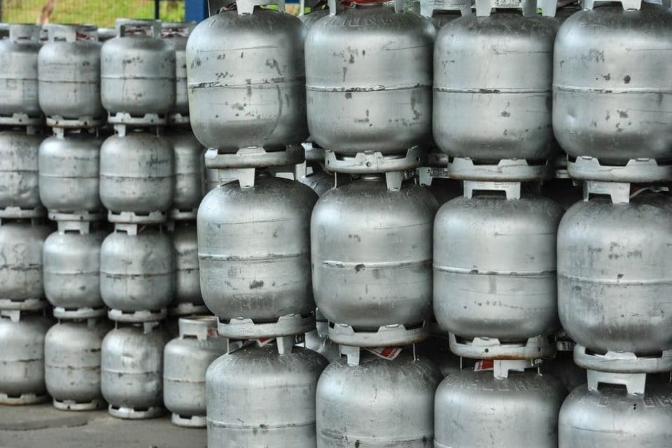 G&uuml;n ge&ccedil;tik&ccedil;e artan enflasyonla birlikte 12 kilogramlık mutfak t&uuml;p&uuml; İstanbul'da