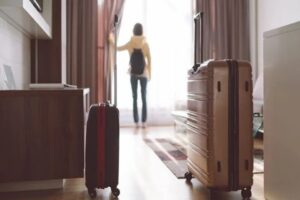 Yeni Zelanda'nın Auckland kentindeki bir a&ccedil;ık artırmada satın alınan bavullarda