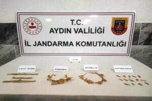Aydın'ın Efeler il&ccedil;esinde, jandarmanın eve d&uuml;zenlediği&nbsp;operasyonda;&nbsp;Antik &Ccedil;ağ Roma d&ouml;neminden, takılarla