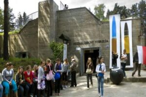 Polonya, &uuml;lkenin en &uuml;nl&uuml; m&uuml;zelerinden birinin yayınladığı uyarıyla g&uuml;ndeme geldi.