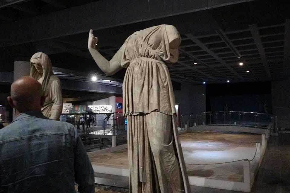 AYDIN Valisi H&uuml;seyin Aksoy, Aydın Arkeoloji M&uuml;zesi M&uuml;d&uuml;r&uuml; Abd&uuml;lbari Yıldız