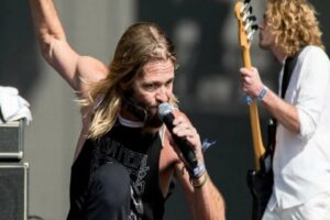 D&uuml;nyaca &uuml;nl&uuml; rock grubu Foo Fighters'ın davulcusu ve vokalisti Taylor