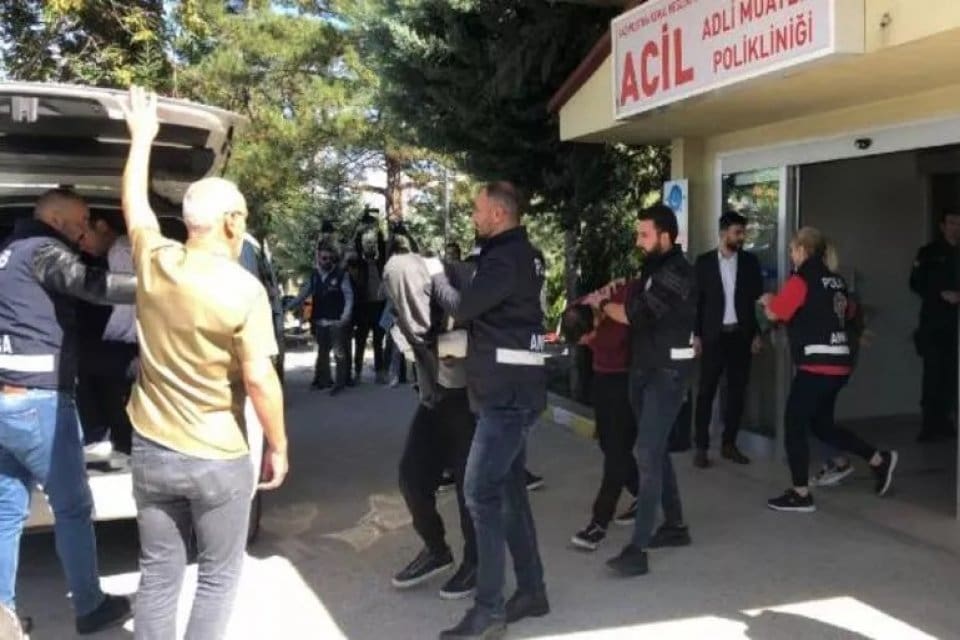 Ankara'nın &Ccedil;ankaya il&ccedil;esindeki bir eğlence mekanında sahne alan m&uuml;zisyen Onur
