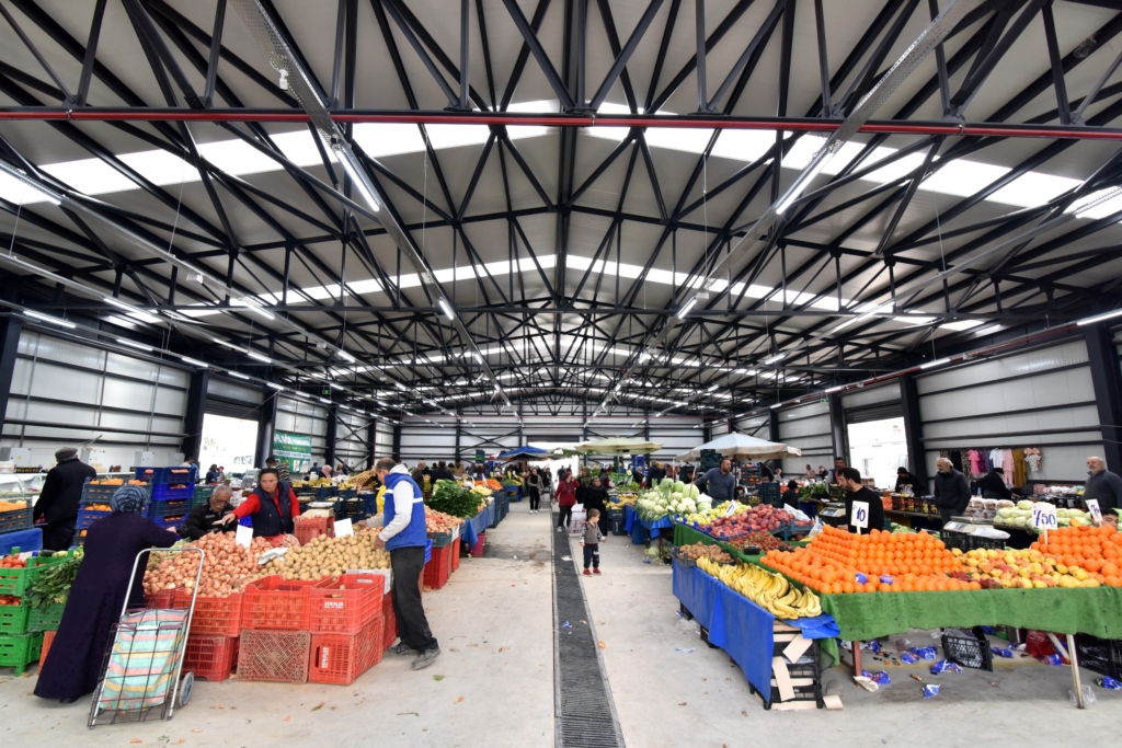 İzmir Büyükşehir Belediyesi, ilçe belediyelerden ve pazarcı esnafından gelen talep