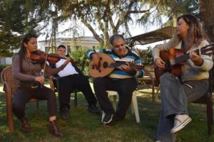 İZMİR'de zihinsel engelli ve otizmli gen&ccedil;ler ile annelerinden oluşan Nar