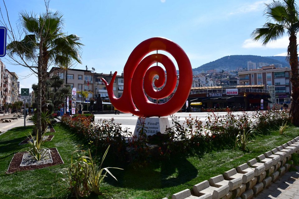 Yıl boyunca kenti mevsime uygun bitkilerle s&uuml;sleyen Narlıdere Belediyesi, bu