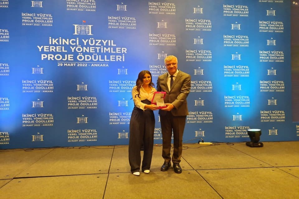 Narlıdere Belediyesi, İkinci Y&uuml;zyıl Derneği tarafından &ouml;d&uuml;le layık bulundu. Ankara&rsquo;da