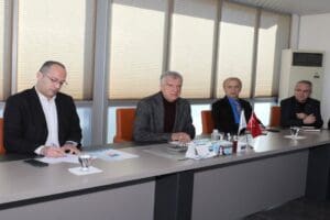 Narlıdere Belediye Başkanı Ali Engin, başkan yardımcıları ve birim m&uuml;d&uuml;rleriyle