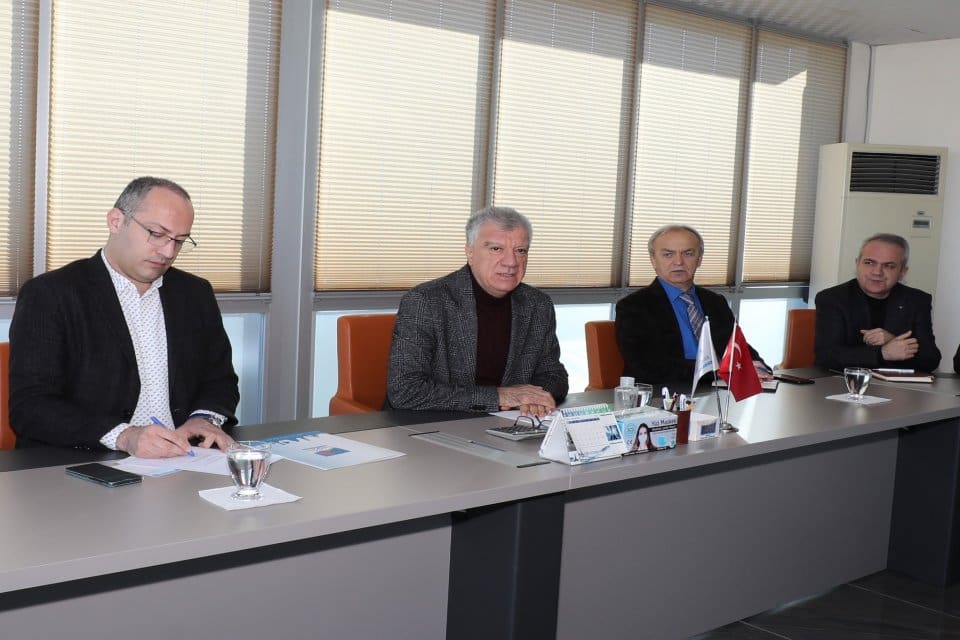 Narlıdere Belediye Başkanı Ali Engin, başkan yardımcıları ve birim m&uuml;d&uuml;rleriyle