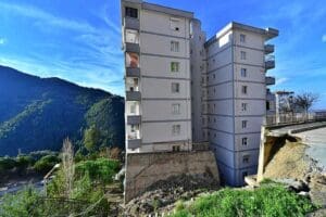 İzmir B&uuml;y&uuml;kşehir Belediyesi, Narlıdere&rsquo;de iki bina arasında kalan ve yağışların