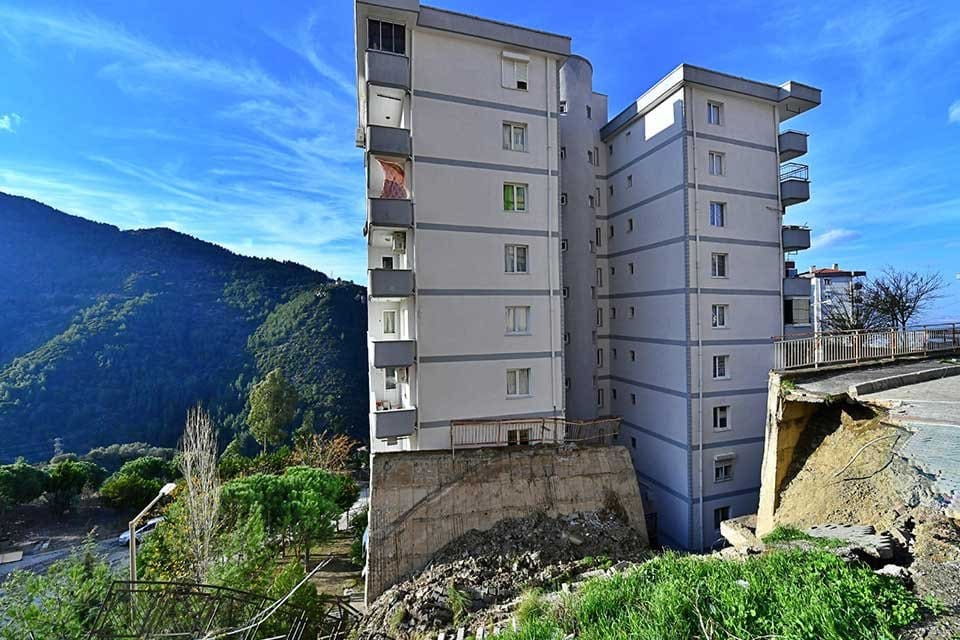 İzmir B&uuml;y&uuml;kşehir Belediyesi, Narlıdere&rsquo;de iki bina arasında kalan ve yağışların