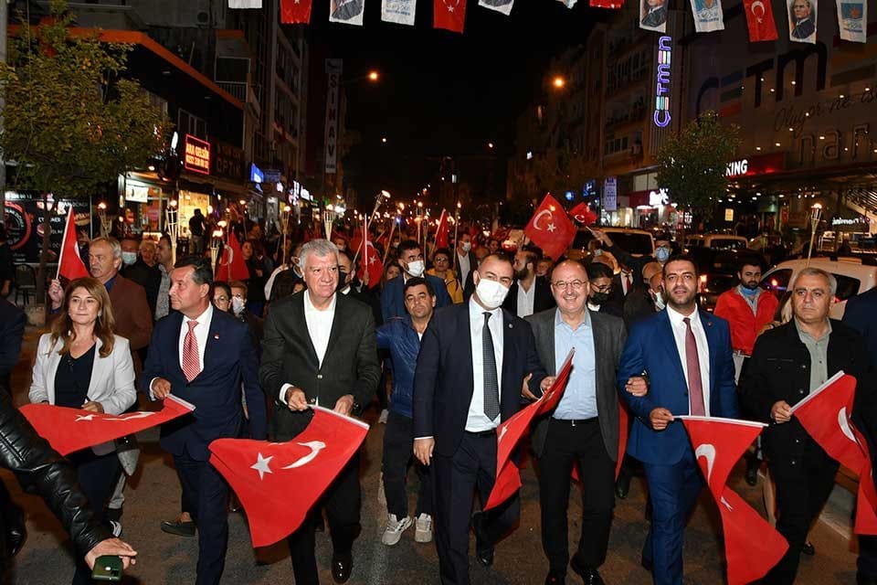 Narlıdere Belediyesi, Cumhuriyet&rsquo;in ilanının 98. yıl d&ouml;n&uuml;m&uuml;n&uuml; coşkulu etkinliklerle kutladı.