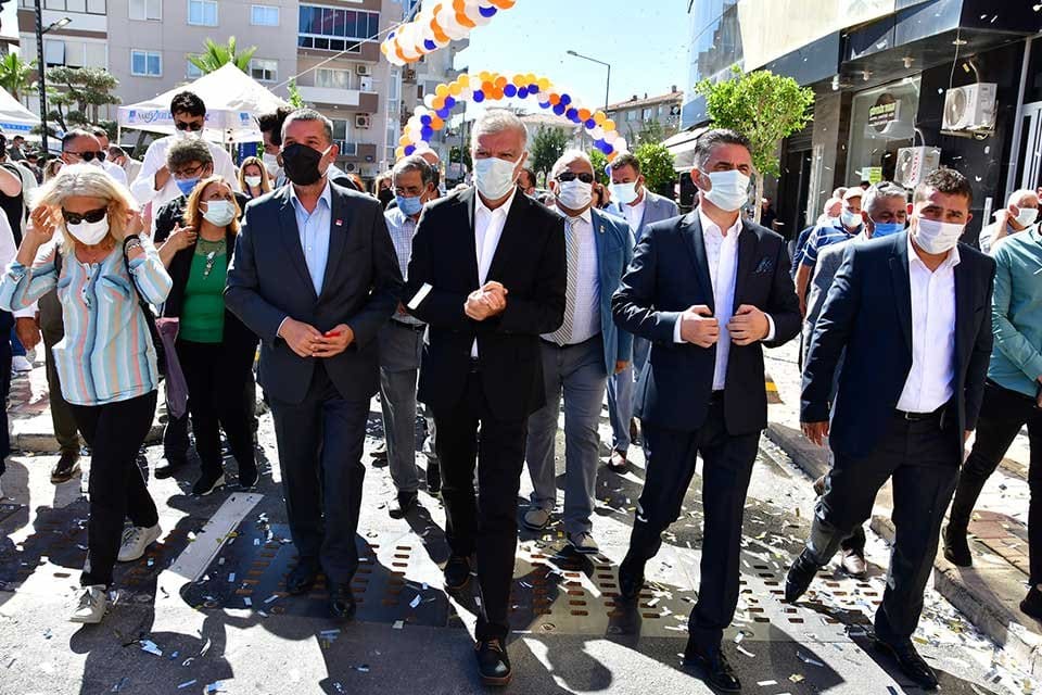 Narlıdere Belediyesi, baştan sona yenilediği G&uuml;ng&ouml;ren Caddesi&rsquo;ni d&uuml;zenlenen t&ouml;renle hizmete