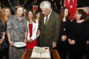 Narlıdere Belediye Başkanı Ali Engin, 24 Kasım &Ouml;ğretmenler G&uuml;n&uuml;'nde Nar