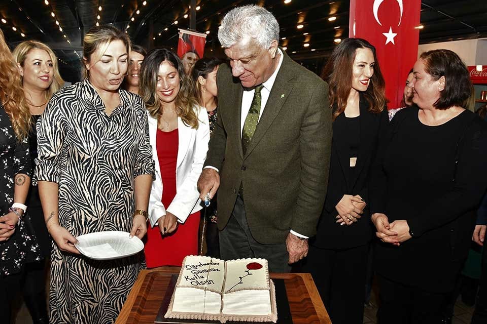 Narlıdere Belediye Başkanı Ali Engin, 24 Kasım &Ouml;ğretmenler G&uuml;n&uuml;'nde Nar