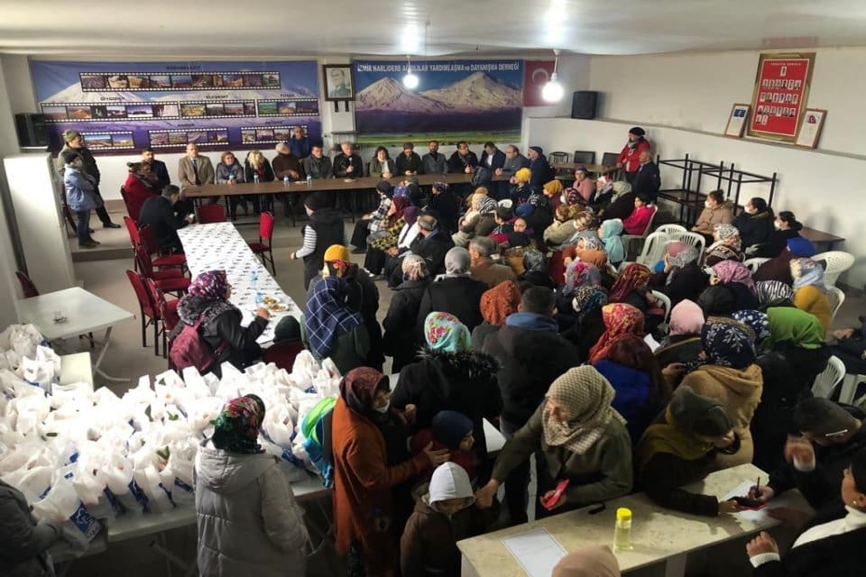 Narlıdere Belediyesi, okulların a&ccedil;ılmasıyla ilkokul &ccedil;ağındaki &ccedil;ocuklara bir &ouml;ğ&uuml;nl&uuml;k beslenme