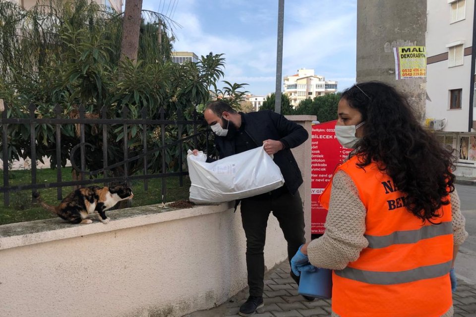 Sokak hayvanlarını korumaya ve sahiplendirmeye yönelik çalışmalar yürüten Narlıdere Belediyesi,