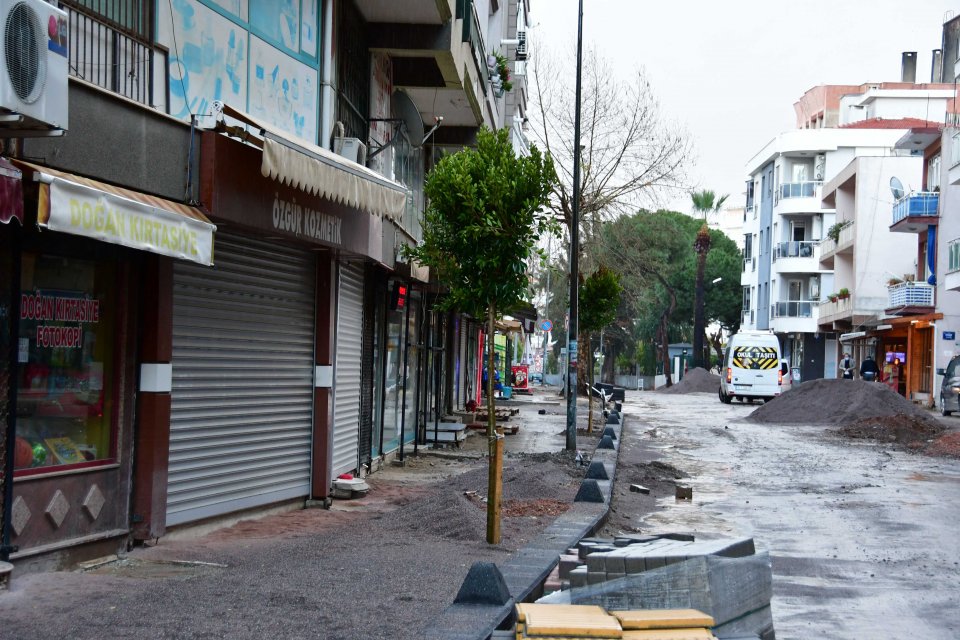 İlçenin en işlek merkezi olan Güngören Caddesi’ndeki sağlıklaştırma ve yayalaştırma