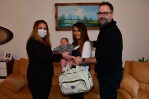 Narlıdere Belediyesi, bebek sahibi olan &ccedil;iftlerin mutluluğuna ortak olmak amacıyla