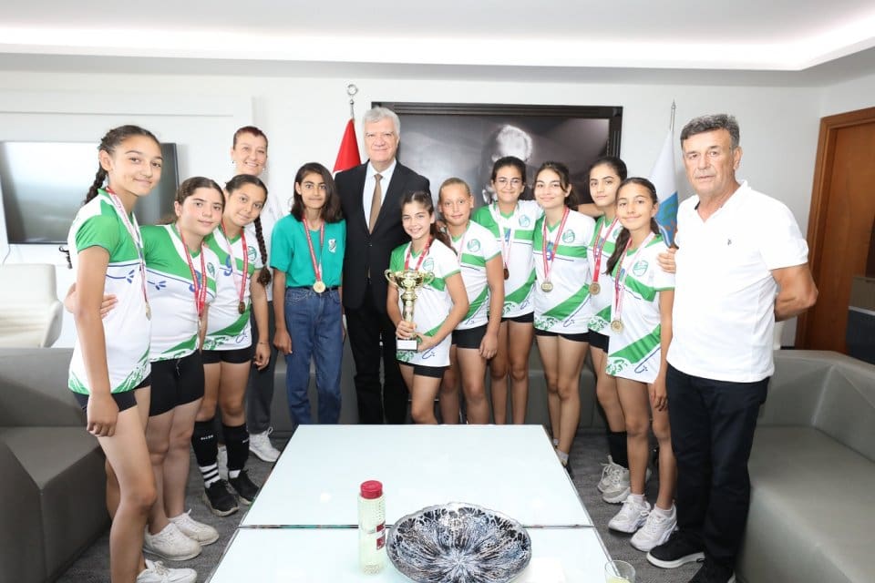 Narlıdere Belediyespor Voleybol Mini Kız Takımı, kendi kategorisinde İzmir&rsquo;deki t&uuml;m