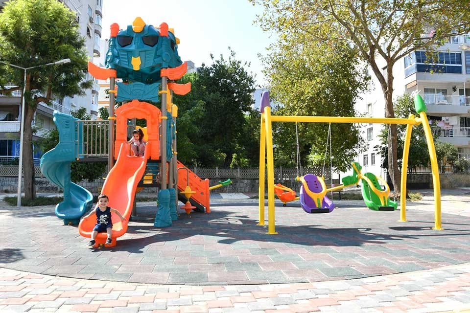 Engelli &ccedil;ocukların da parklarda &ouml;zg&uuml;rce oynayabilmeleri i&ccedil;in projeler &uuml;reten Narlıdere