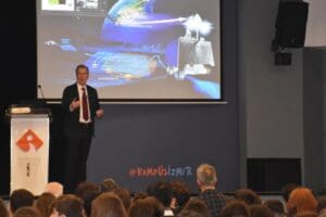 NASA'da y&ouml;r&uuml;ngesel mekanik alanında &ccedil;alışmaları bulunan ve bir s&uuml;re &ouml;nce