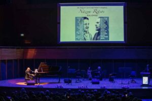 D&uuml;nyaca &uuml;nl&uuml; şair Nazım Hikmet doğumunun 121. yıld&ouml;n&uuml;m&uuml;nde, onun şiirlerini