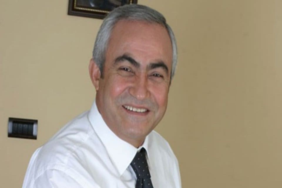 T&uuml;rkiye'nin konuştuğu cinayette soruşturma s&uuml;r&uuml;yor. &Uuml;nl&uuml; eğitimci Nazmi Arıkan ile