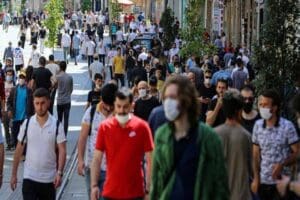 T&uuml;rkiye&rsquo;nin g&uuml;ndemindeki sorunlara ilişkin sorulara yanıt veren gen&ccedil;ler, y&uuml;zde 72&rsquo;lik