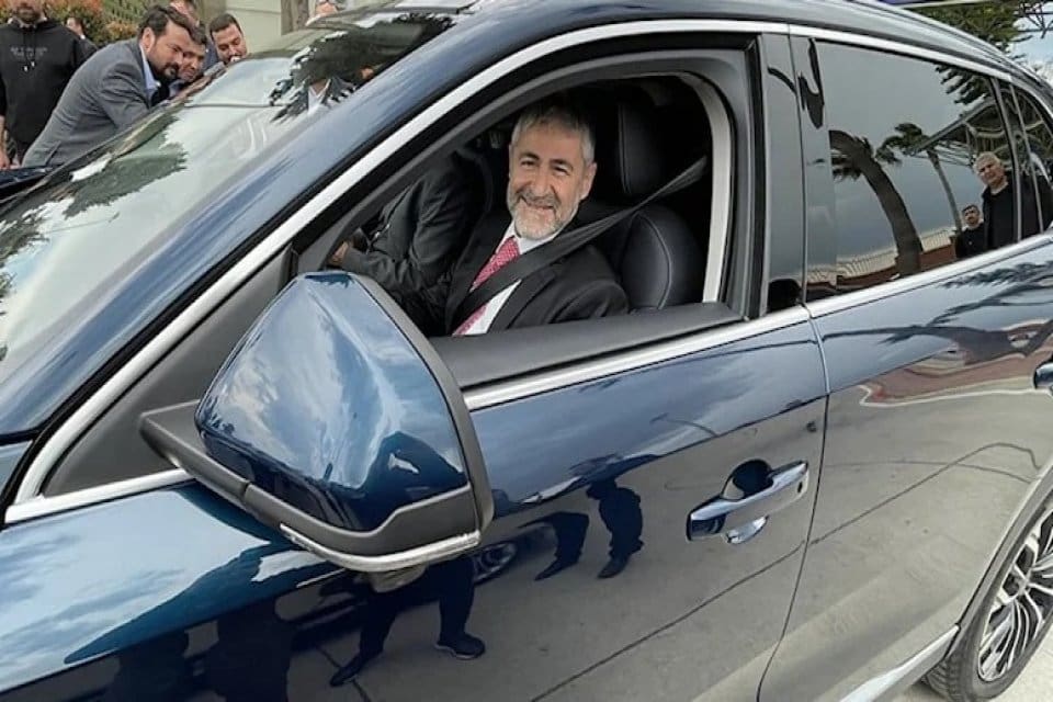 Hazine ve Maliye Bakanı Nureddin Nebati, muhalefete seslenerek "'Togg'u gelin