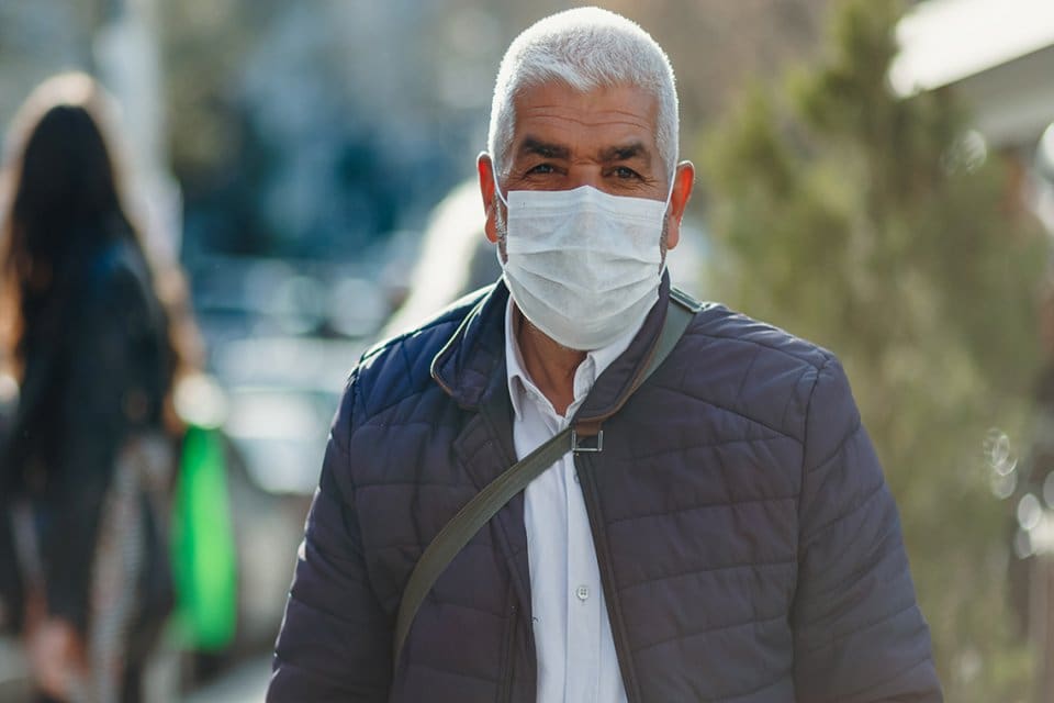 Araştırmacılar, insanların &ccedil;ift maske kullanırken yanlış bir g&uuml;venlik duygusuna sahip