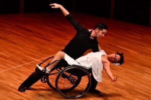 İZMİR'de yaşayan ve 2004 yılında ge&ccedil;irdiği trafik kazasıyla yaşamını tekerlekli